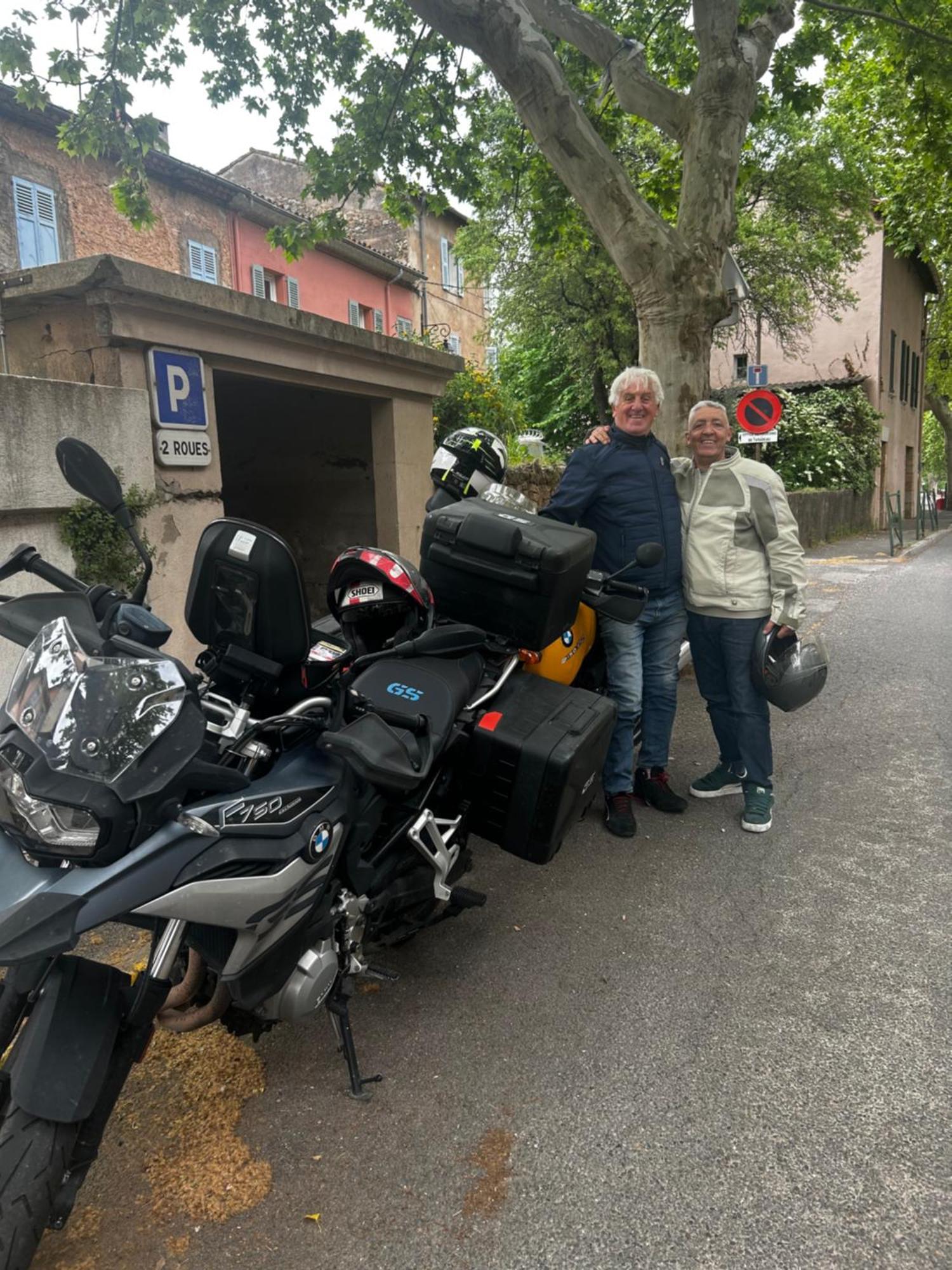 Apartment Vous Viendrez Vivre Ici , Garage A Moto Riez
