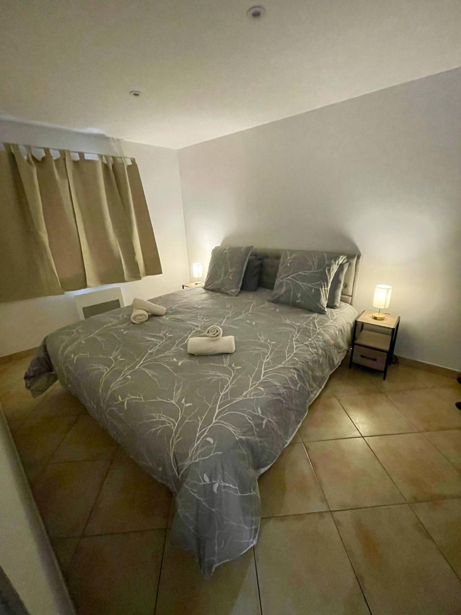 Vous Viendrez Vivre Ici , Garage A Moto Apartment *