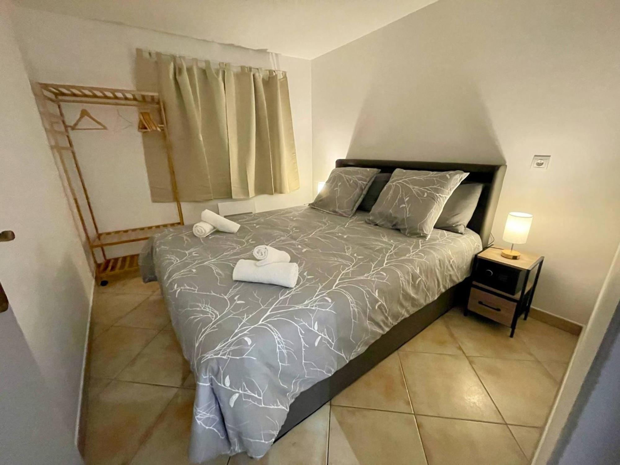 Vous Viendrez Vivre Ici , Garage A Moto Apartment Riez